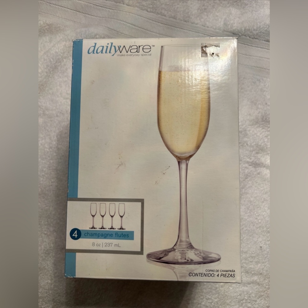 DAILYWARE CHAMPAGNE FLUTE GLASSES. (4) 8 Oz NEW OPEN BOX.